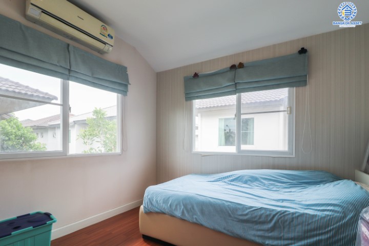 บ้านเดี่ยวมือสอง  ม.มัณฑนาเลค วัชรพล บ้านสวย จากแบรนด์ดัง * Land & House *  เนื้อที่ 50.30 ตร.ว. มาพร้อมฟังก์ชันจัดเต็ม 3 ห้องนอน 3 ห้องน้ำ บ้านสวยพร้อมเข้าอยู่ พร้อมแถมเครื่องปรับอากาศ 4 เครื่อง บนทำเลศักยภาพ เชื่อมต่อถนนหลายเส้นทาง ใกล้รถไฟฟ้า สถานี "สายหยุดและแยกคปอ"  และ ใกล้จุดขึ้นทางด่วน "รามอินทรา-อาจณรงค์"